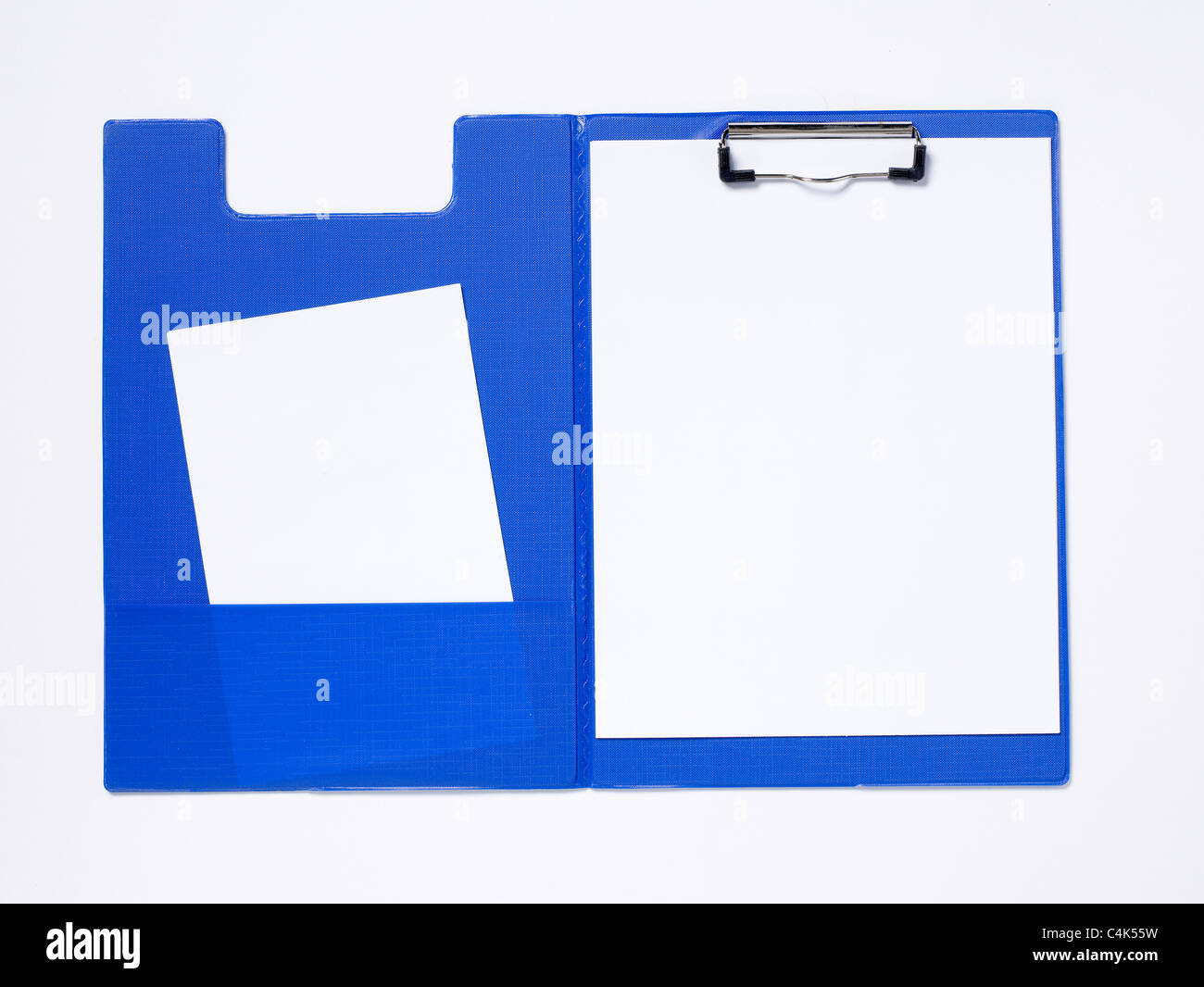 Portapapeles azul con blanco papel en blanco Foto de stock