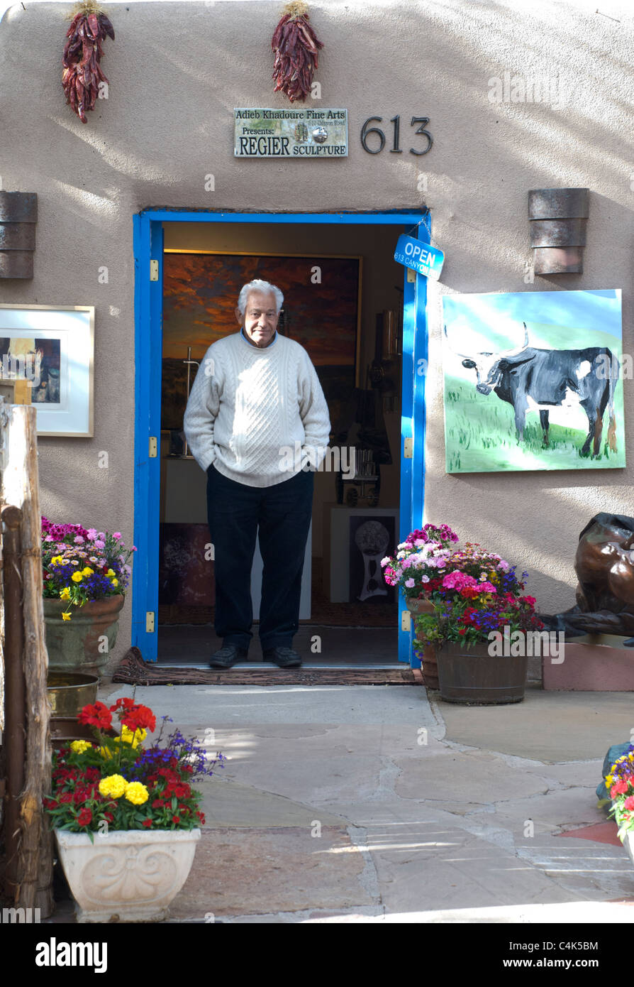 El titular de una galería de arte se enorgullece de su posición en la puerta de su establecimiento en la famosa Canyon Road Santa Fe, NM. Foto de stock