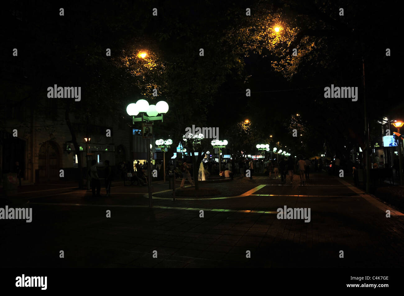Noche ver pequeña fuente ornamental y muchas lámparas de calle de vidrio  blanco, paseo peatonal Sarmiento, Mendoza, Argentina Fotografía de stock -  Alamy
