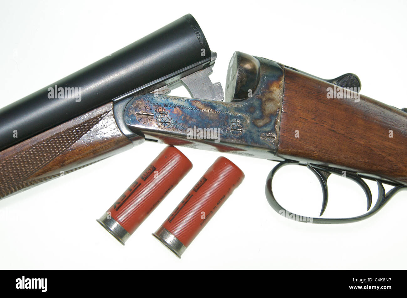 Rifle De Caza De Doble Cañón. Escopeta De 12 Medidores De Velocidad Suave.  Armas De Caza Y Deportes. Aislar Sobre Una Espalda Blan Foto de archivo -  Imagen de elegancia, firearm: 244778352