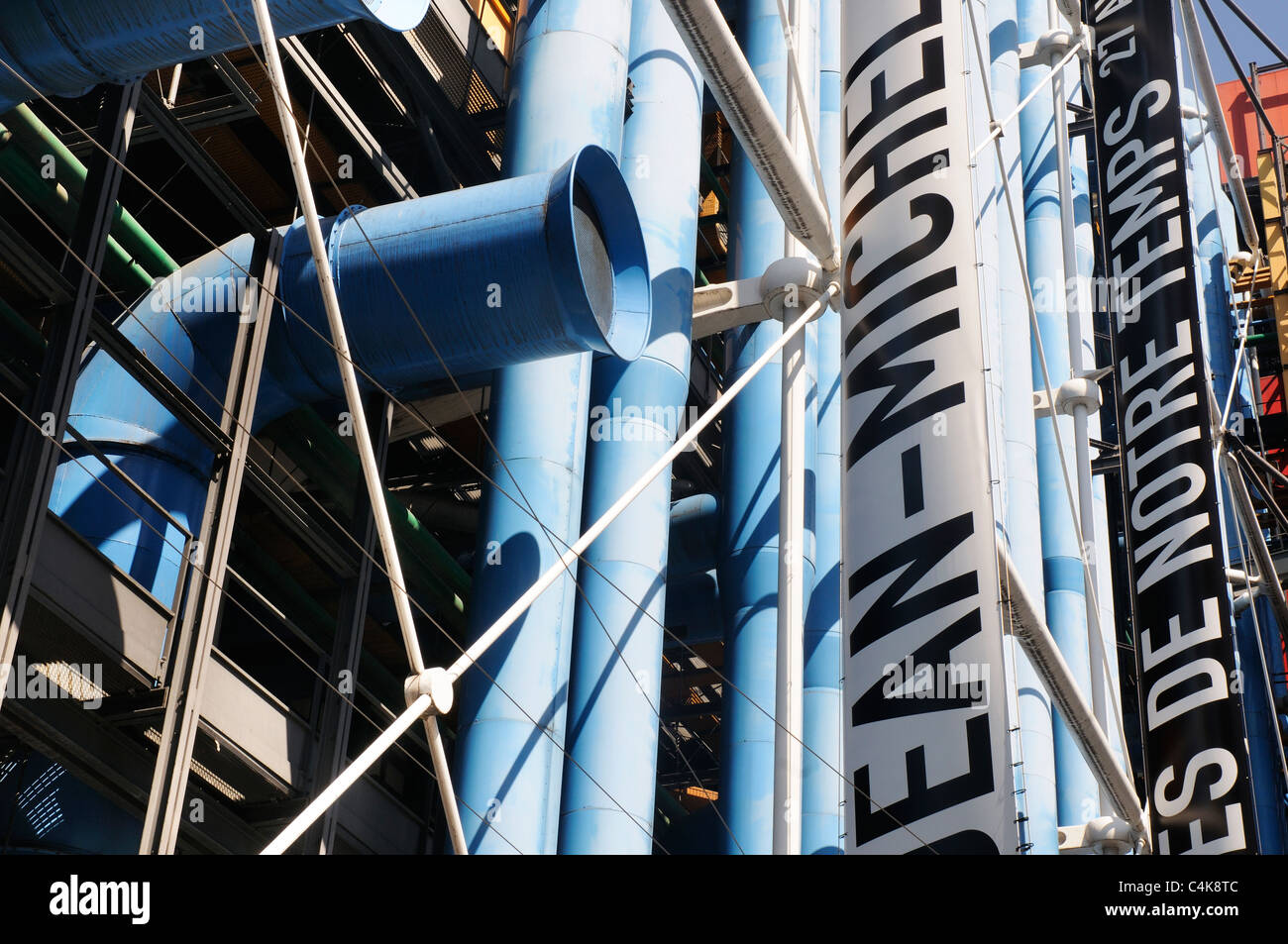 Conductos y tubos en el exterior del Centro Pompidou de París Foto de stock