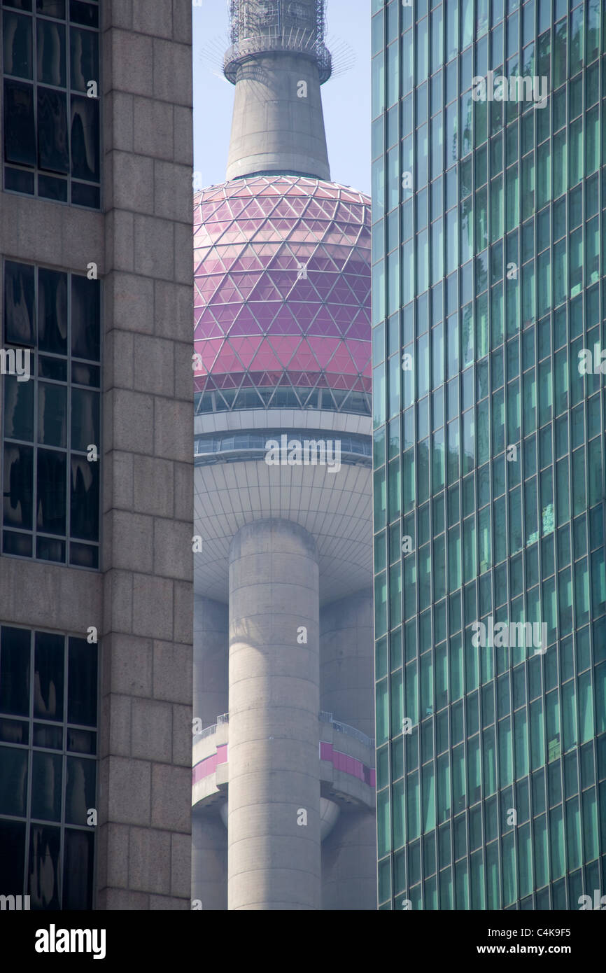 La Pearl Tower' en la torre de la Televisión de Shanghai Pudong, mirar a través de los rascacielos, Shanghai, China Foto de stock