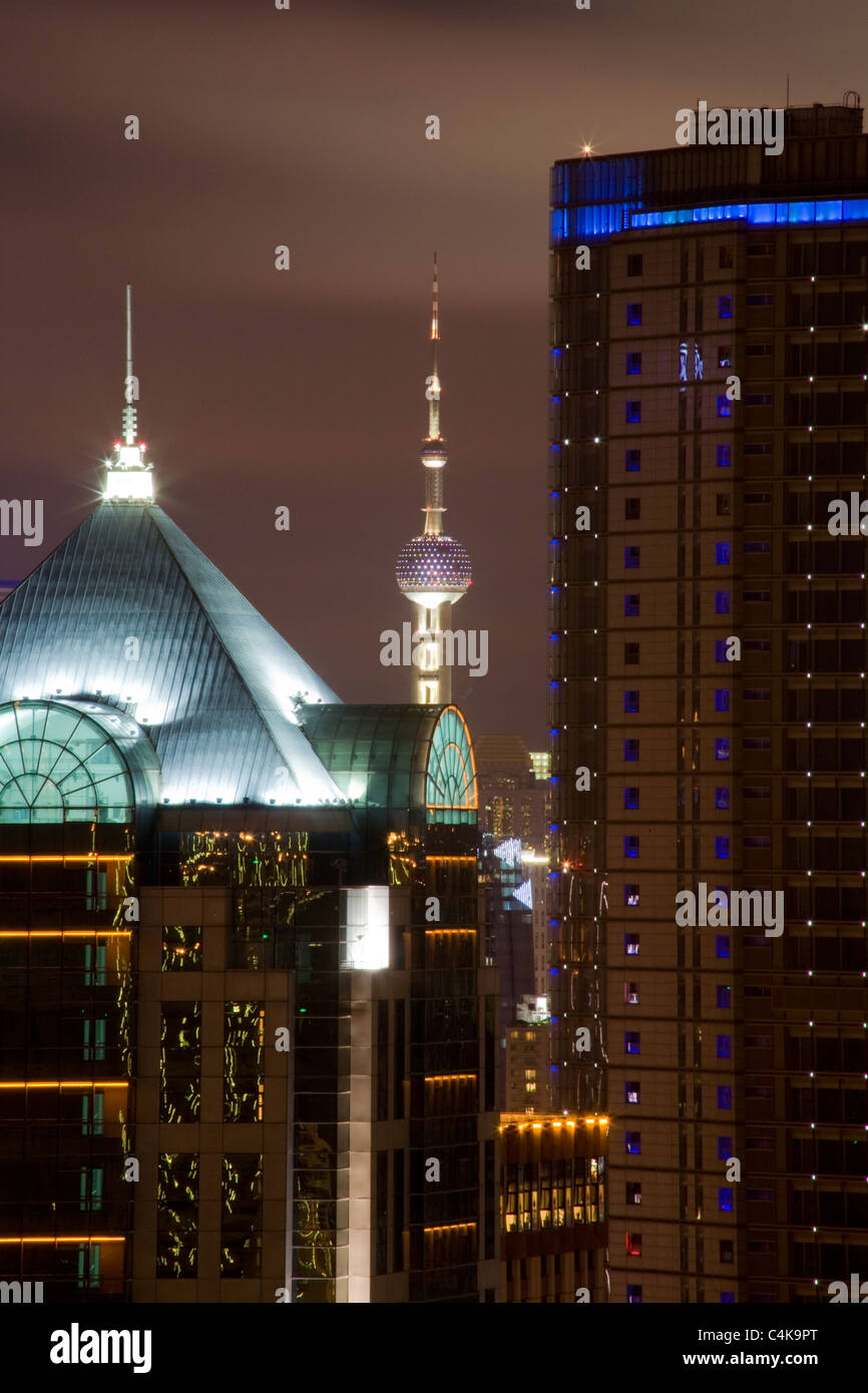 Ciudad de Shanghai con Pearl Tower de noche Foto de stock