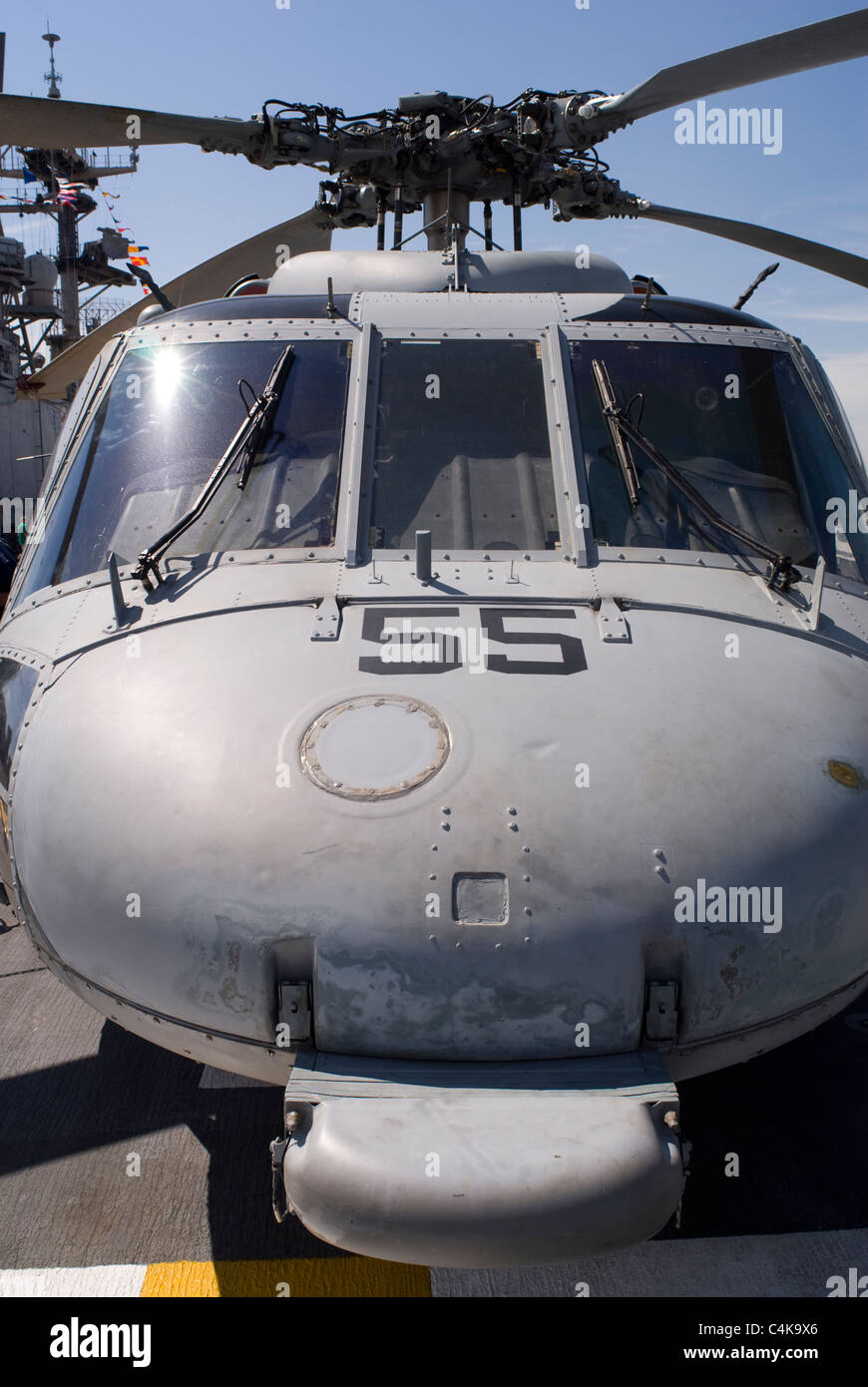 Sikorsky UH-60 Black Hawk, un helicóptero de la Marina de los Estados Unidos sobre la USS Iwo Jima buque de asalto anfibio. © Craig M. Eisenberg Foto de stock