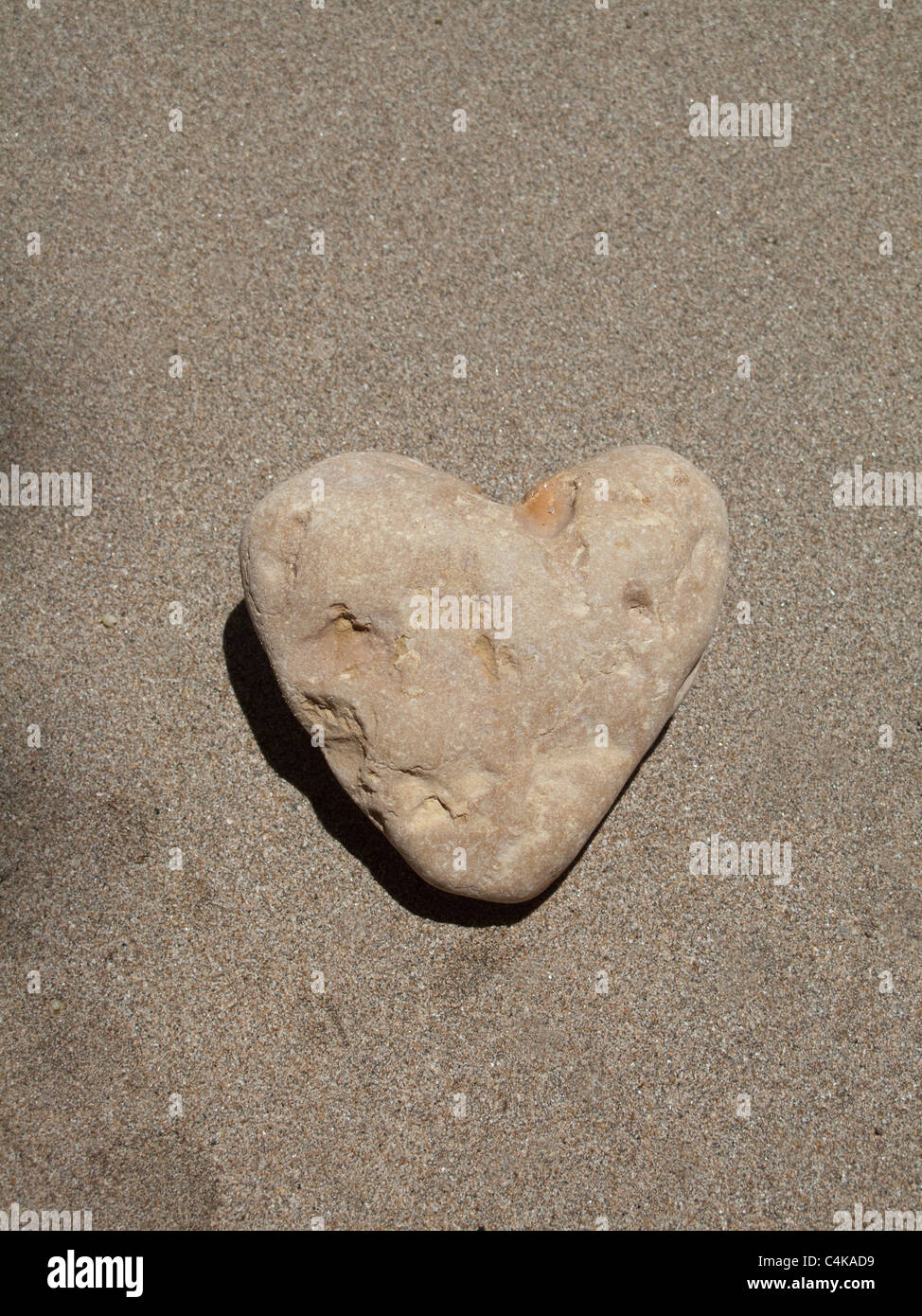 Piedra en forma de corazón en la playa en la Isla de Boipeba, Bahia, Brasil Foto de stock