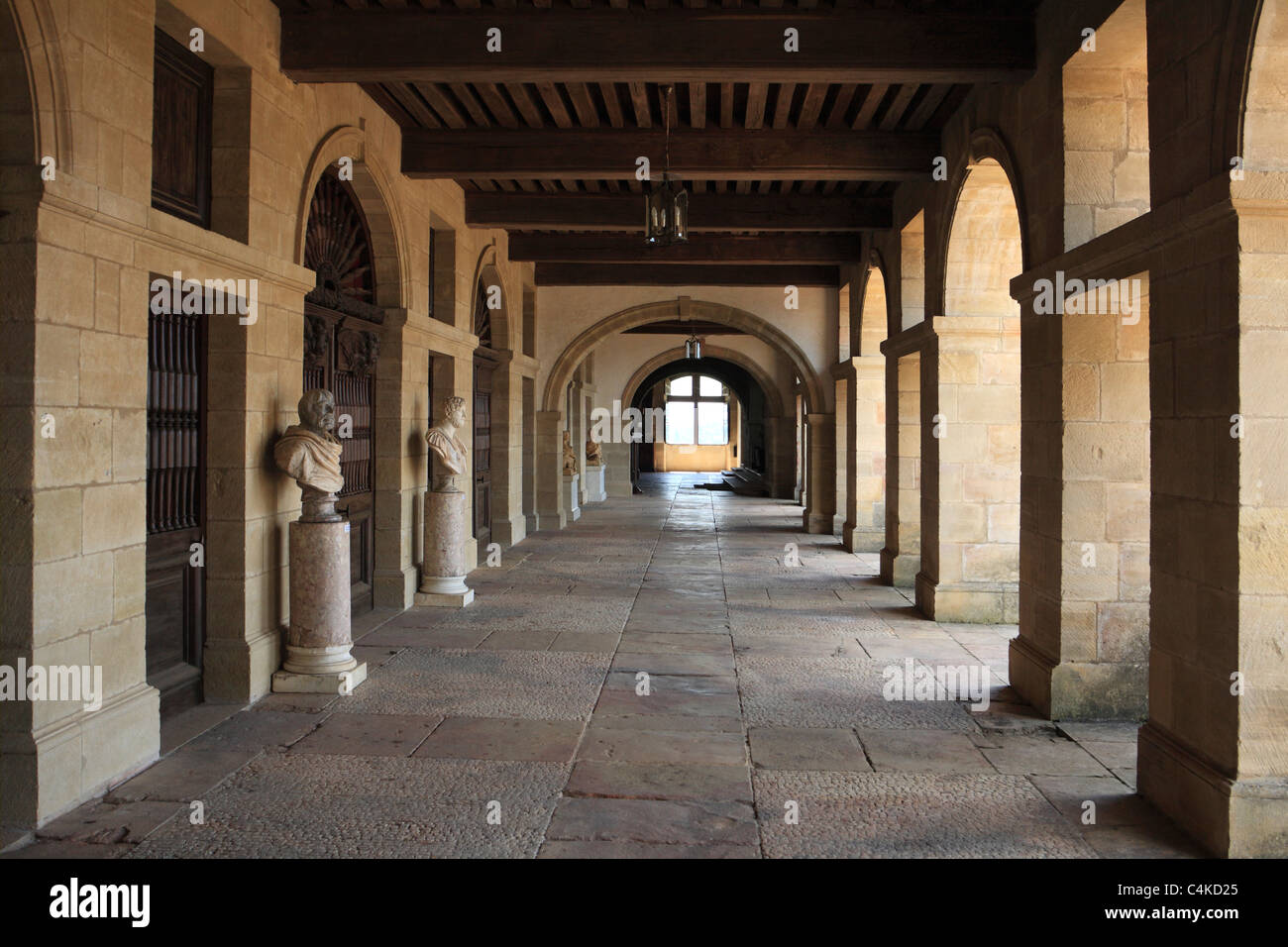 Colonnade alrededor del patio interior del palacio renacentista de Hautefort Dordogne Aquitania Francia Foto de stock