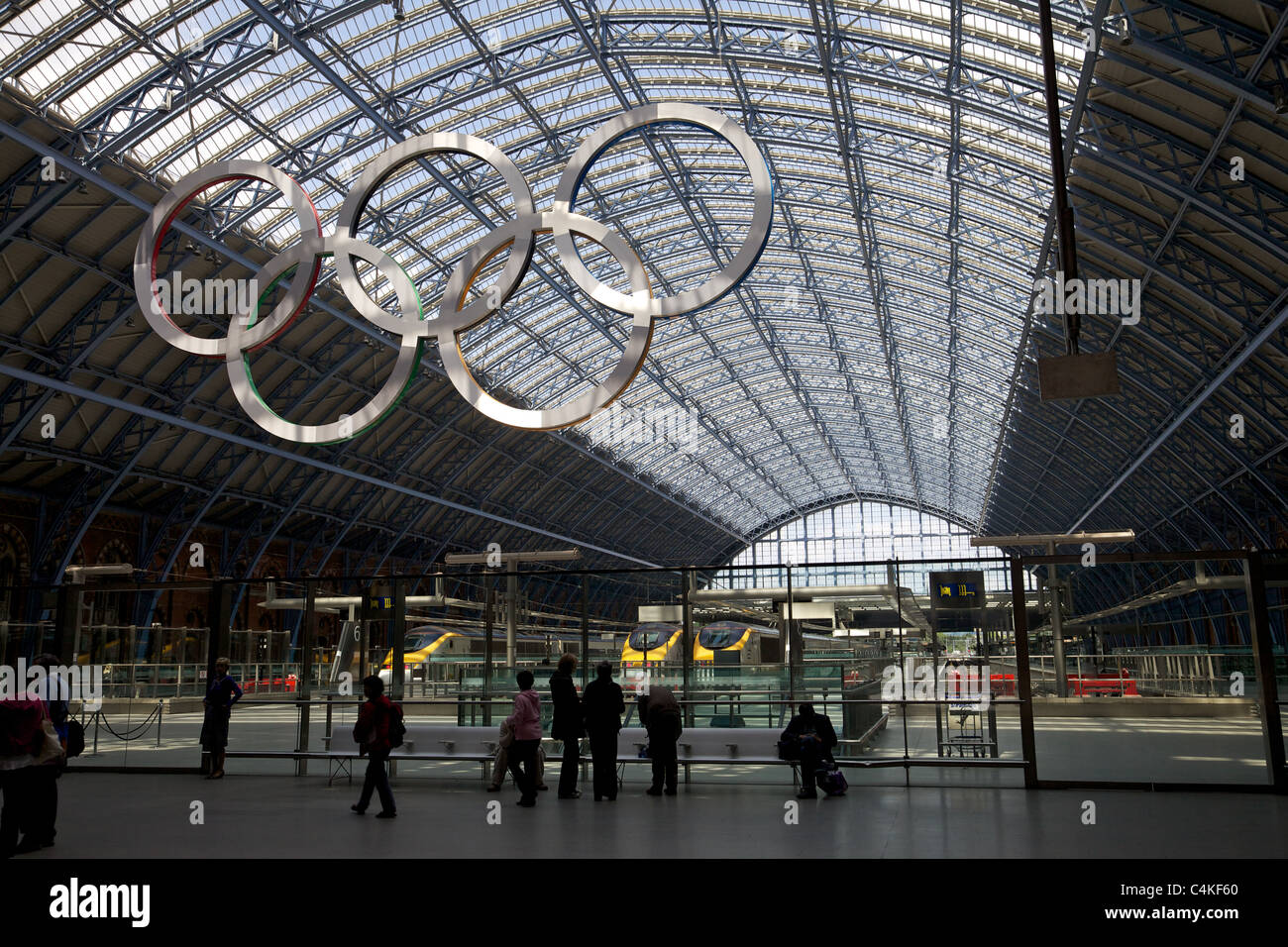Los anillos olímpicos bajo el techo de la estación internacional de St Pancras para los juegos de 2012, Londres Foto de stock