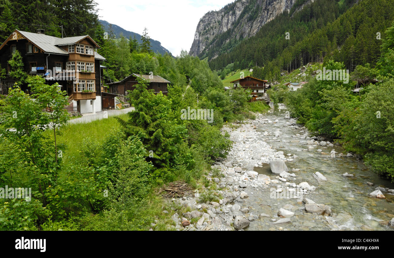 Río de montaña corriendo a través de Ginzling un pequeño pueblo austríaco en las montañas cerca de Mayrhofen. Foto de stock