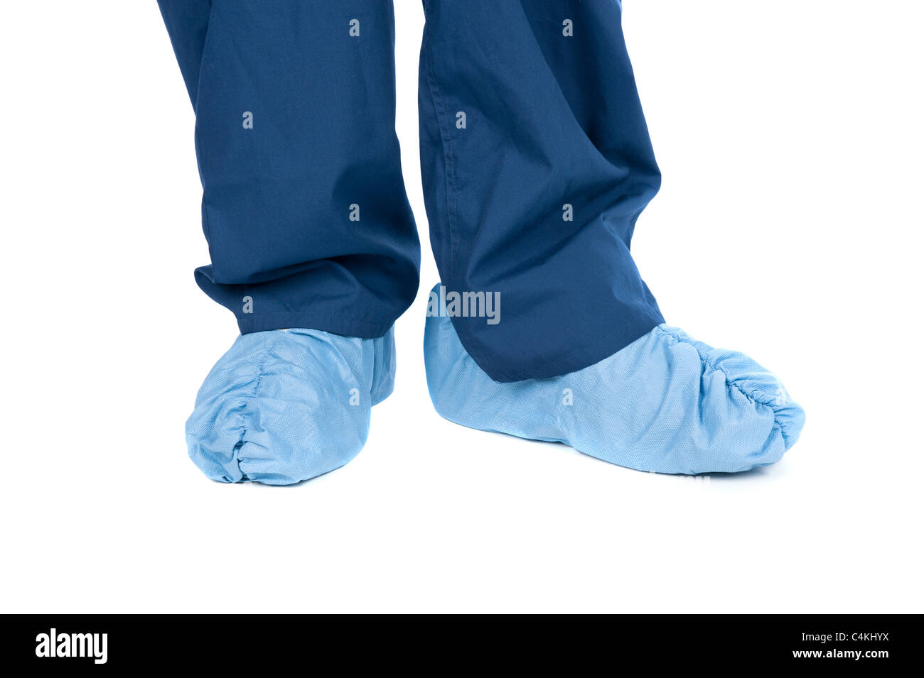Un médico usando protectores de pies y matorrales médicos coberturas. Foto de stock
