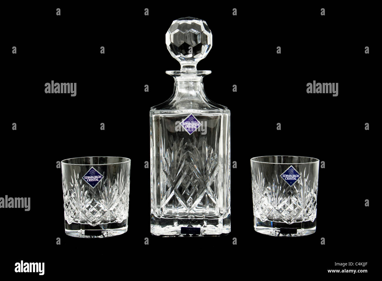 https://c8.alamy.com/compes/c4kjjf/edinburgh-crystal-whisky-vaso-decantador-y-establecer-c4kjjf.jpg