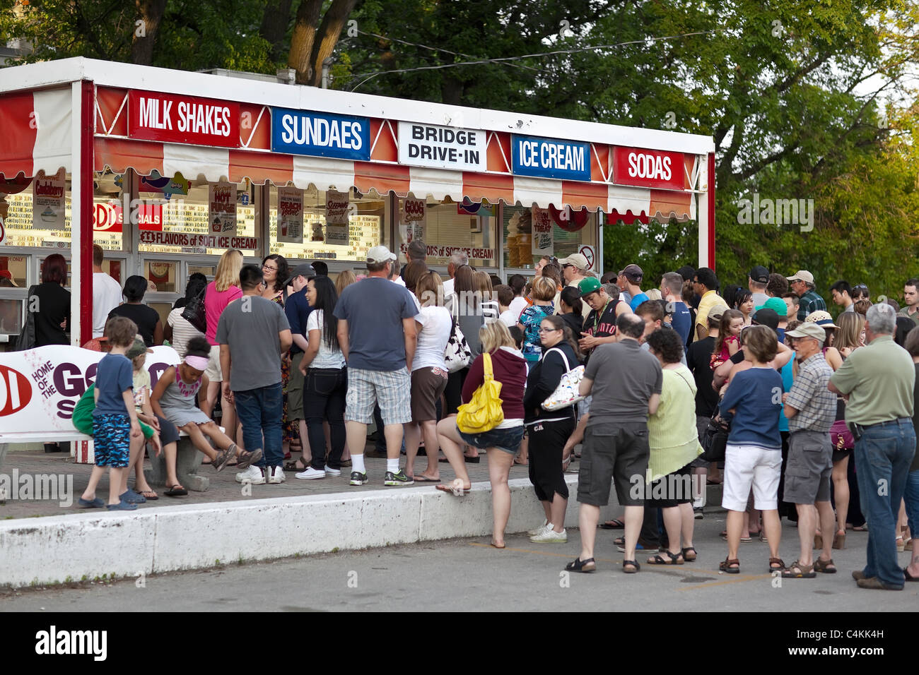 Gente esperando en línea para helado, Puente Drive-In, Winnipeg, Manitoba, Canadá. Foto de stock