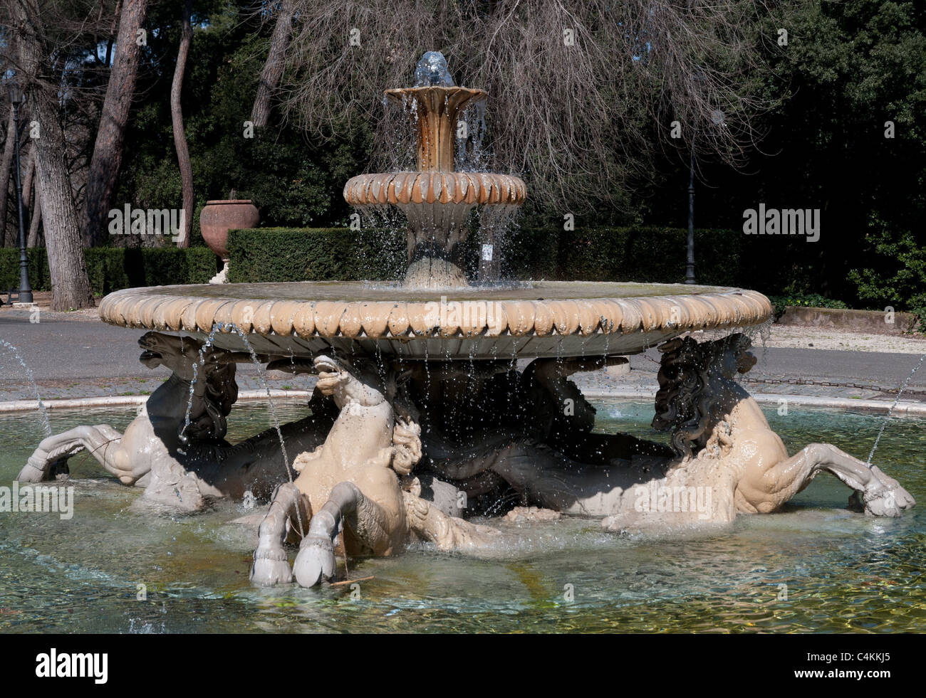 Fuente del Sea-Horses en el jardín de la Villa Borghese, Roma, Italia Foto de stock