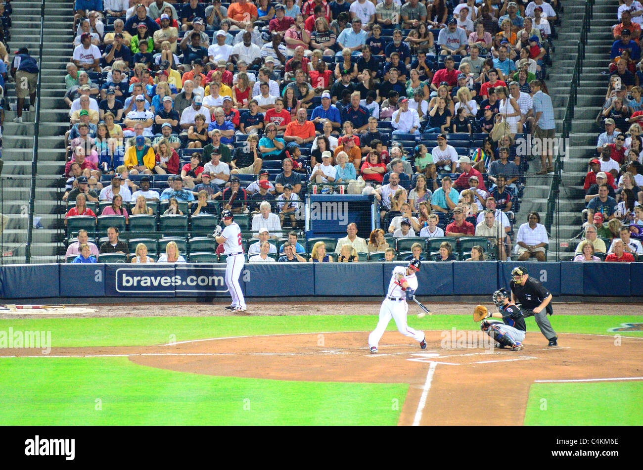 El Bateador hace swings de los Bravos de Atlanta en un lanzamiento en el Turner Field. Foto de stock