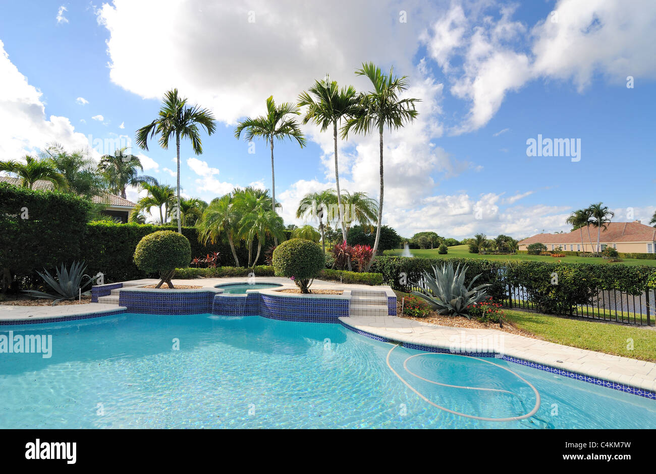 Una piscina de lujo en un barrio en la Florida. Foto de stock