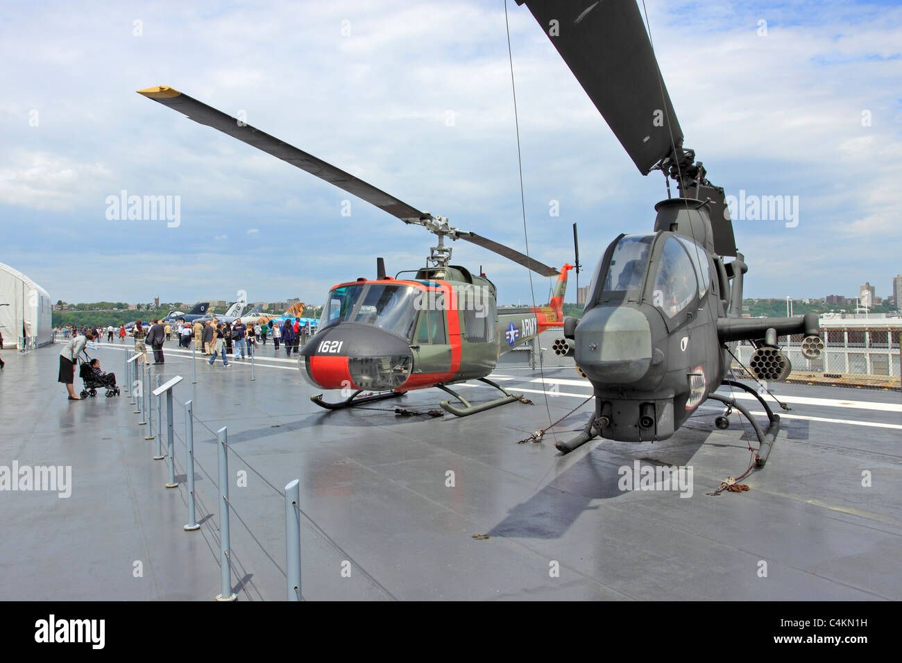 Helicópteros y aviones en la cubierta de vuelo del portaaviones USS Intrepid de Mar, Aire y Espacio Museo de Manhattan, Nueva York Foto de stock