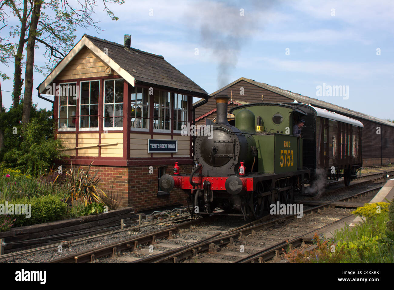 Tren de vapor en el Kent y Sussex Oriental Railway Foto de stock