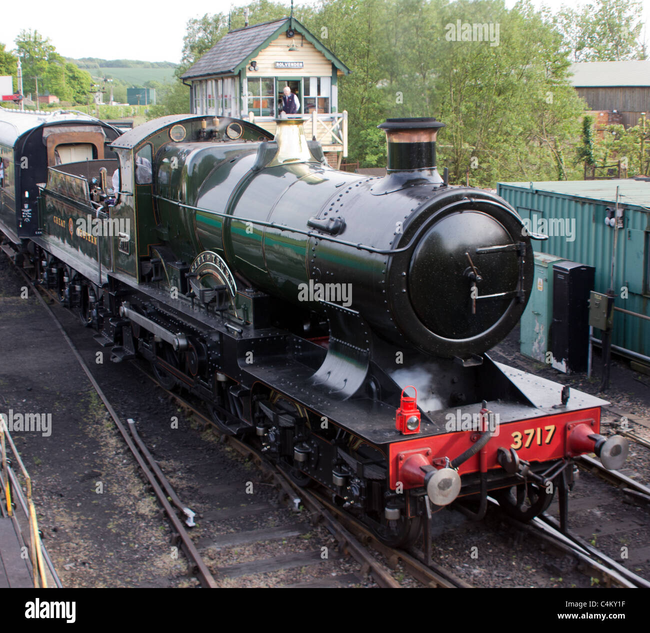 Tren de vapor en el Kent y Sussex oriental ciudad ferroviaria de Truro 3717 Foto de stock