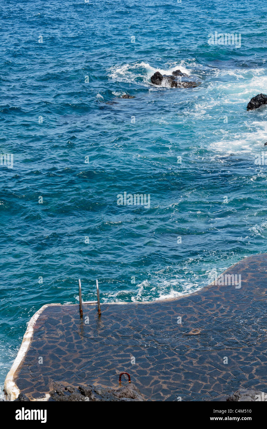Mar azul en la costa de Garachico, en el norte de Tenerife, Islas Canarias, España Foto de stock
