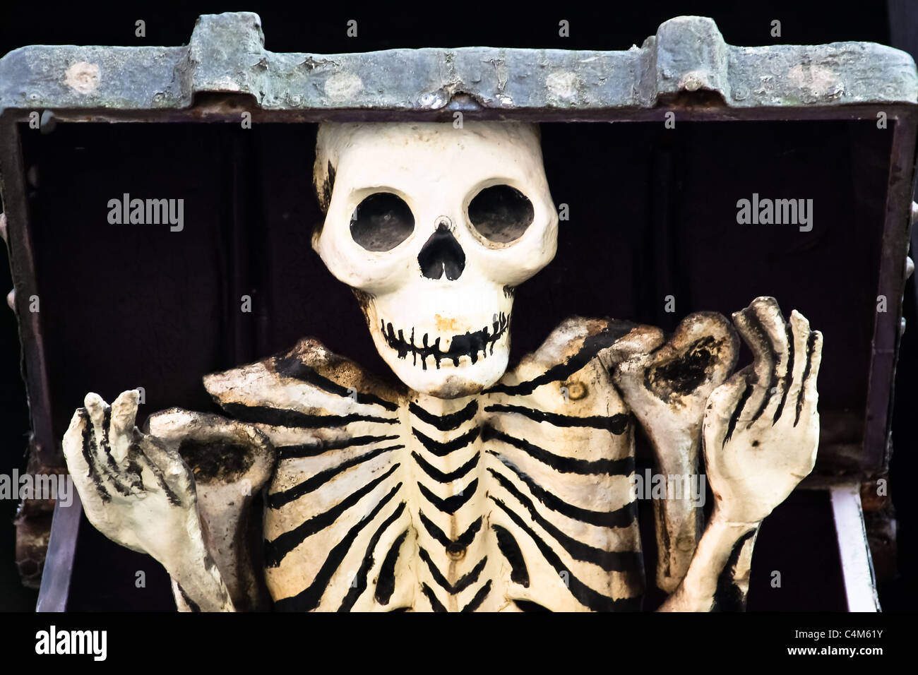 El esqueleto de la caja en una casa embrujada Fotografía de stock - Alamy