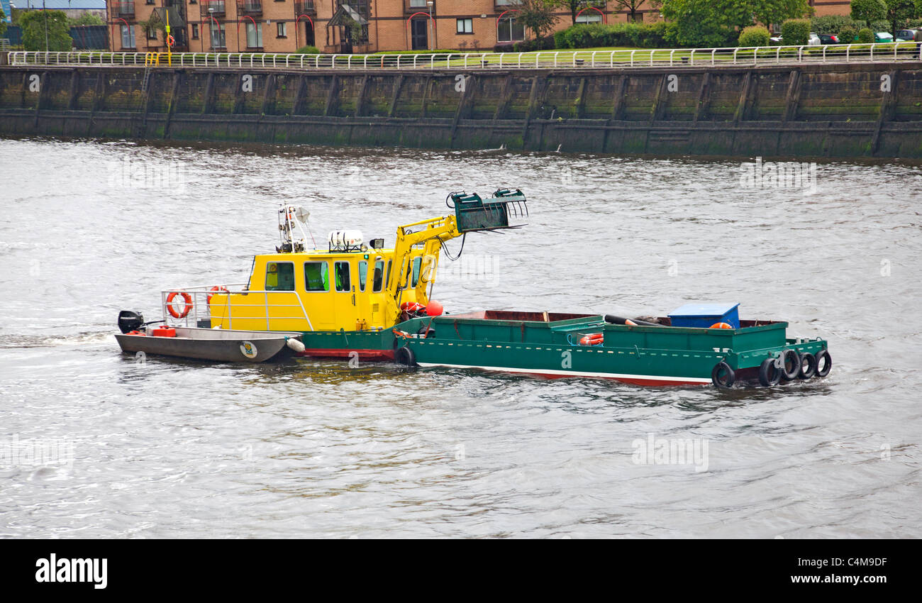 El Saint Mungo, una bruja de 'Agua' buque que limpia los escombros traídos al río Clyde en Glasgow desde los ríos Kelvin & carrito Foto de stock