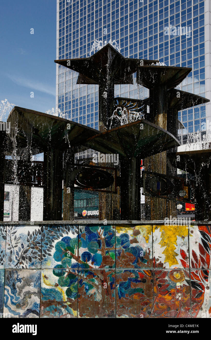 La Fuente de la 'Amistad del Pueblo' diseñada por Walter Womacka (1970) situada en la plaza pública Alexanderplatz en el distrito Mitte de Berlín, Alemania Foto de stock