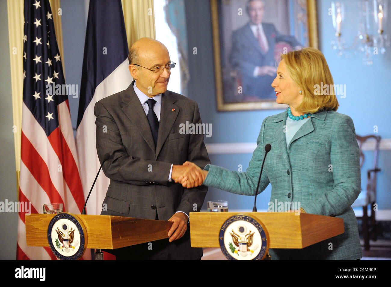 La Secretaria de Estado Clinton se da la mano con el Ministro francés de Asuntos Exteriores, Alain Juppé Foto de stock