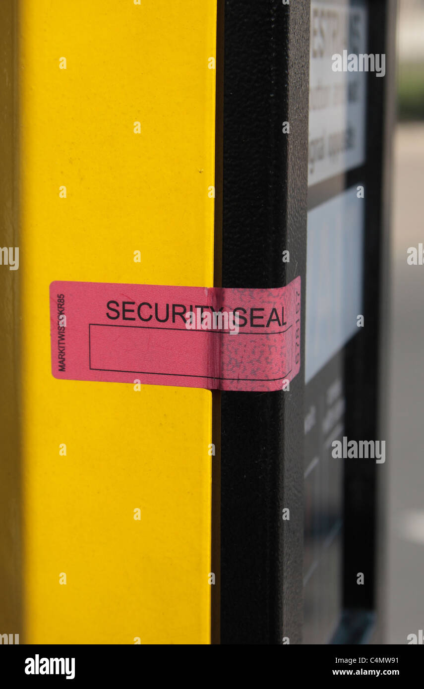 Un sello de seguridad rojo (etiqueta) en un cruce peatonal cubierta, Londres, Reino Unido. Foto de stock