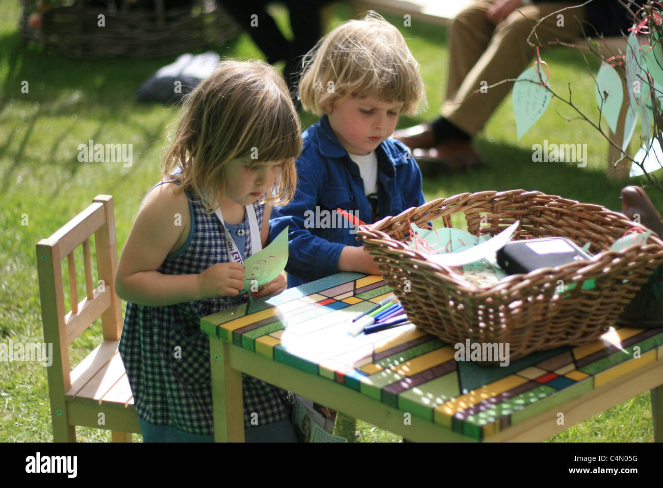 Joven hermano y hermana haciendo artes y artesanías en el festival del heno: Tiro con autorización de los padres, por supuesto! Foto de stock