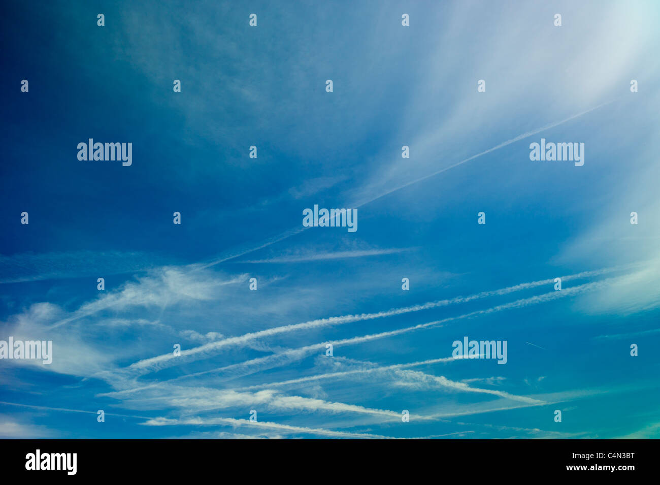 Las nubes cirros en el cielo azul, la región de Burdeos (Francia) Foto de stock