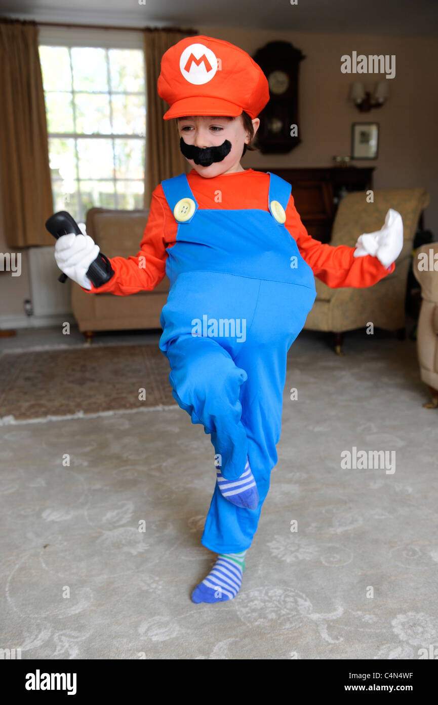 Niño de 6 años de edad jugando Mario Bros en una Wii Mario vestida con un  traje de disfraces Fotografía de stock - Alamy