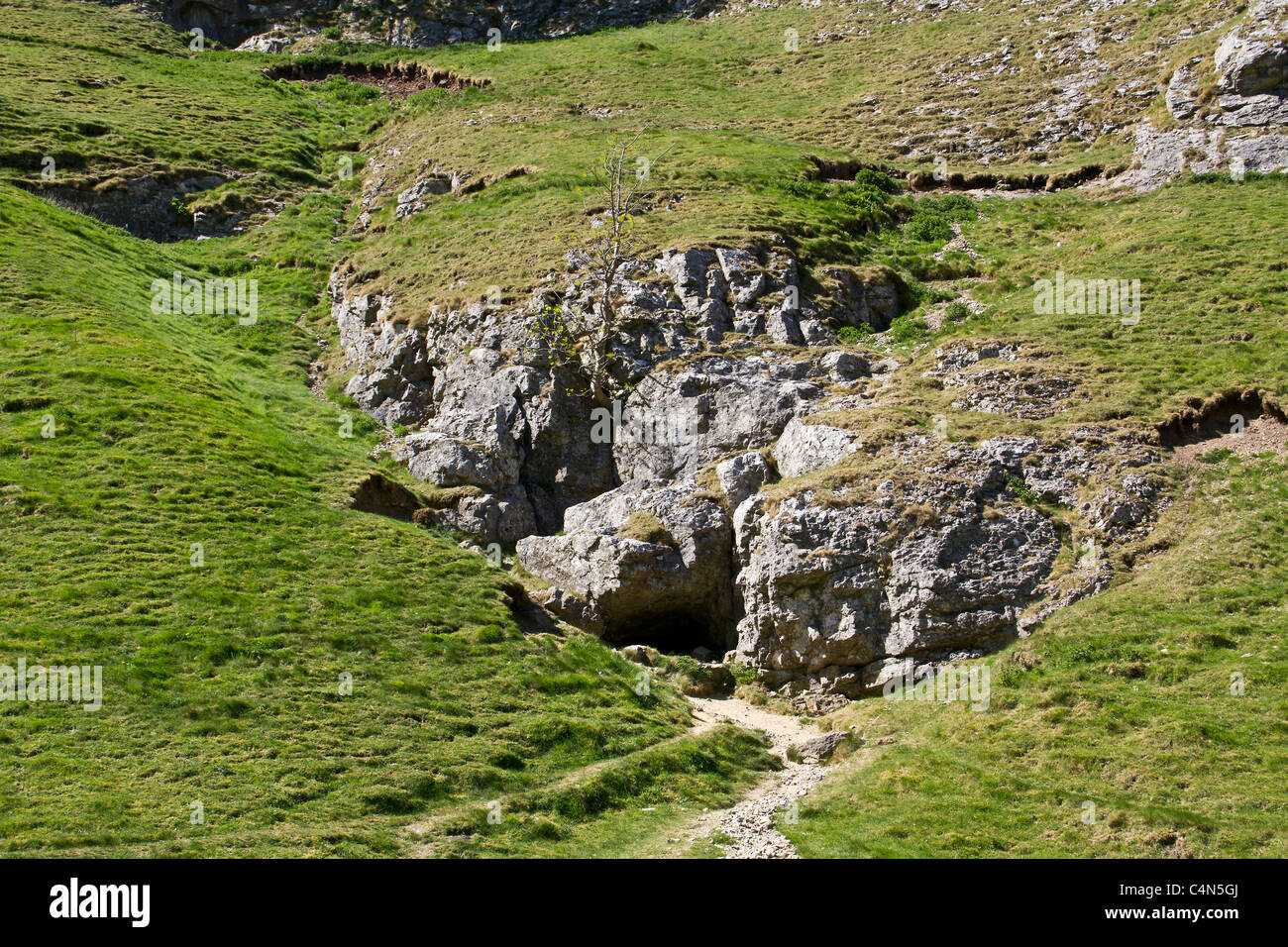 Un tentador agujero en un afloramiento de piedra caliza en CaveDale Foto de stock