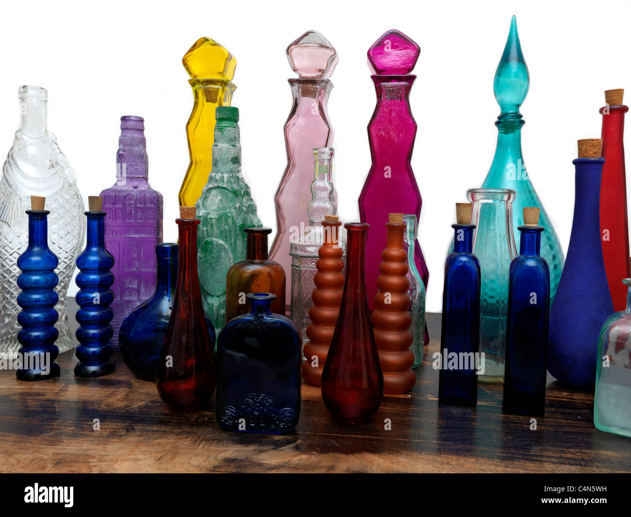 Una colección de botellas de vidrio diferentes formas, tamaños y colores  Fotografía de stock - Alamy
