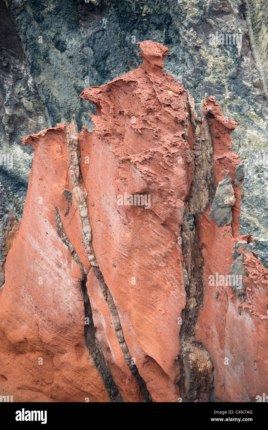 Diques volcánicos ejecutar a través del pilar de los depósitos de cenizas rojas, Sao Lourenco Península, Madeira Foto de stock