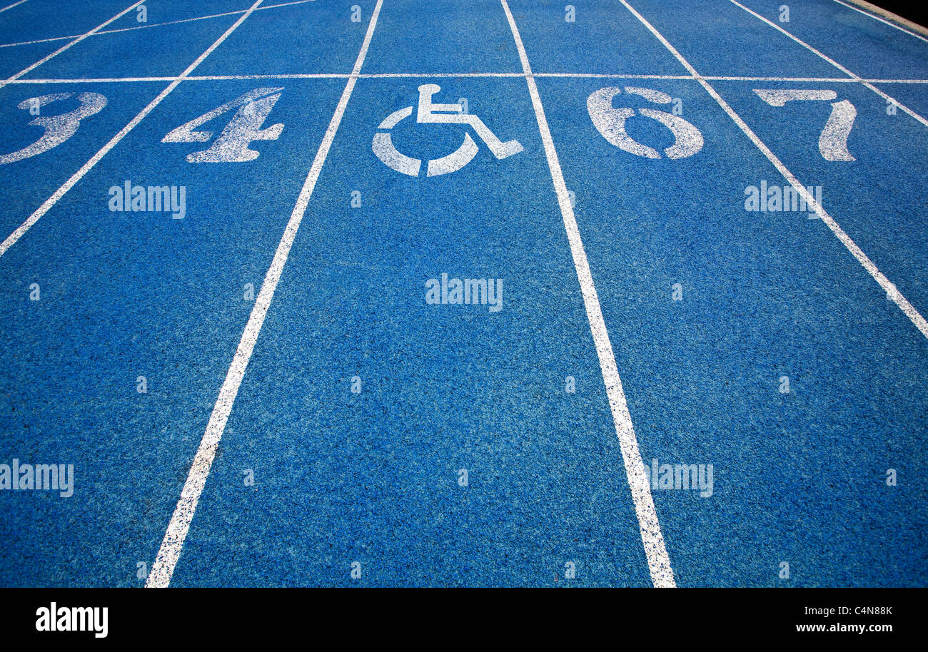 Handicap silla icono superpuesto en la parte superior de la pista de atletismo. Foto de stock