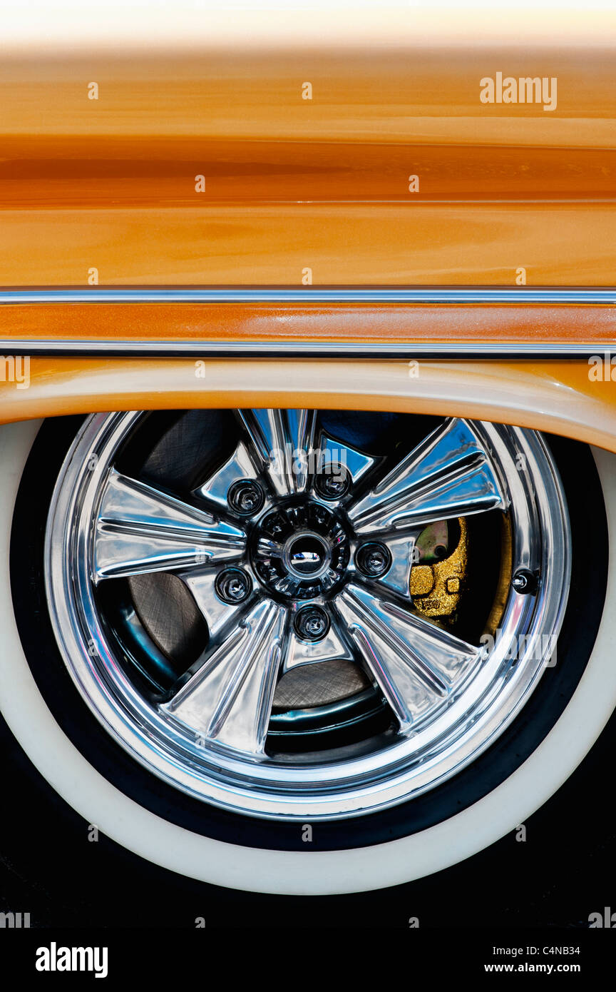 1959 Chevrolet El Camino. Chevy. Llantas de paredes blancas en detalle cubo  cromado Fotografía de stock - Alamy