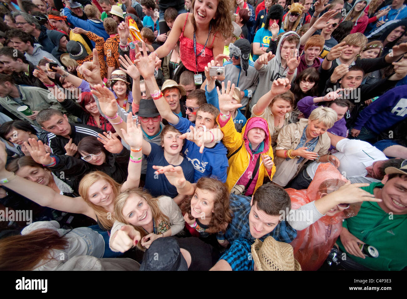 Vista general de los fans en el escenario principal durante el tercer y último día de RockNess Festival en Granja Clune, Loch Ness el 12 de junio Foto de stock