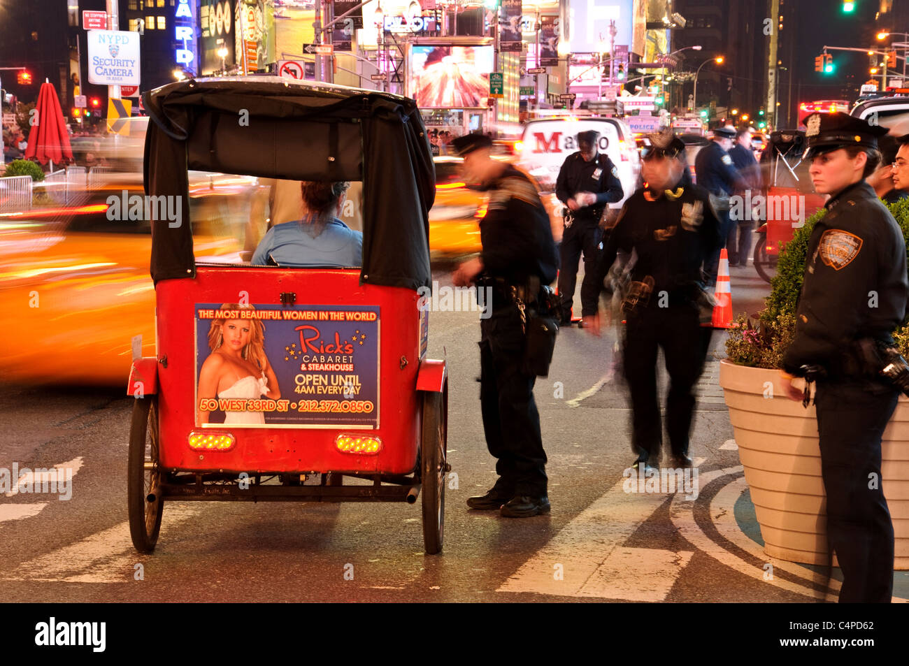 Times Square, 42nd Street, Nueva York, 2011, NYPD bicicleta inspeccionando un conductor de taxi. Foto de stock