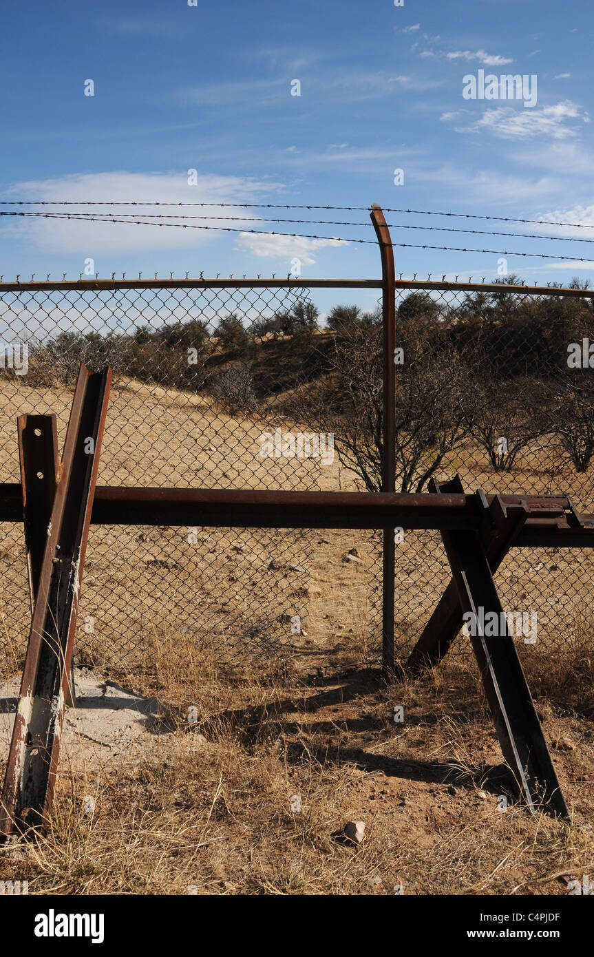 Cortar agujeros en el muro en la frontera mexicana, Lochiel entre Sonora y Arizona, EE.UU., un ex oficial de puerto-de-entrada. Foto de stock