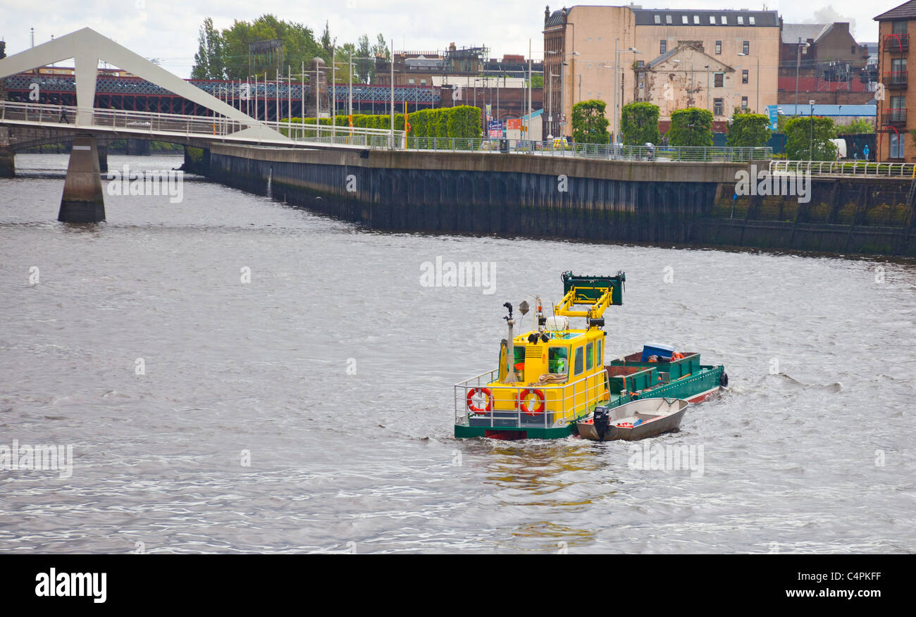 La 'Saint Mungo' a 'Agua' Bruja barco utilizado para limpiar el río Clyde. Tiene un acaparamiento de cesta y puedes dragar y tiroteos. Foto de stock