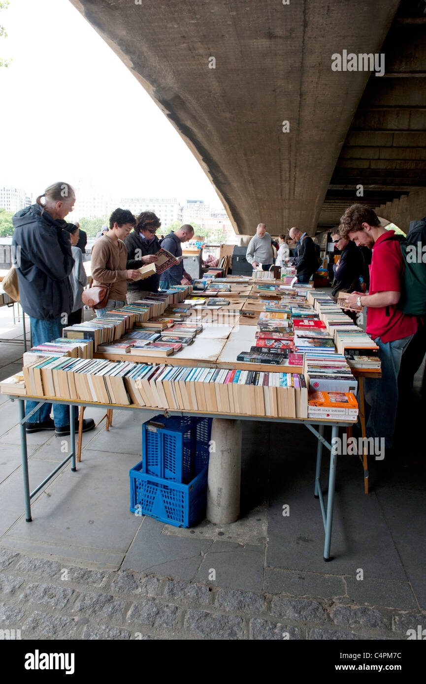 Libros de segunda mano en venta en Southbank de Londres, Reino Unido Foto de stock