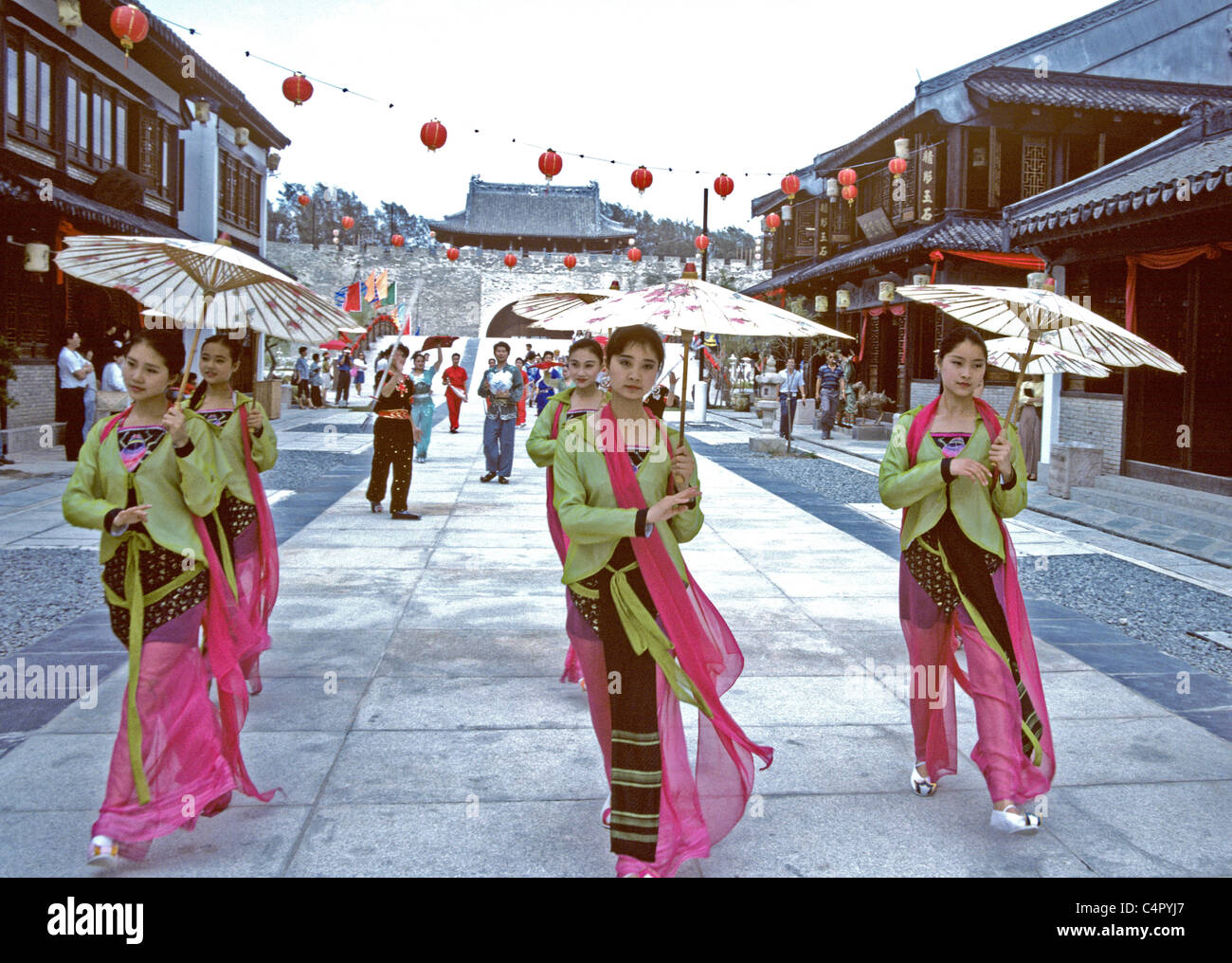 Singapur. Singapur chicas chinas en traje tradicional baile en el