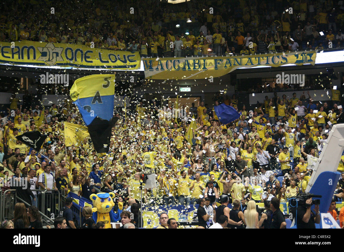 Macabi Tel Aviv fanáticos del baloncesto en el Yad Eliyahu Stadium. Tel Aviv,  Israel Fotografía de stock - Alamy