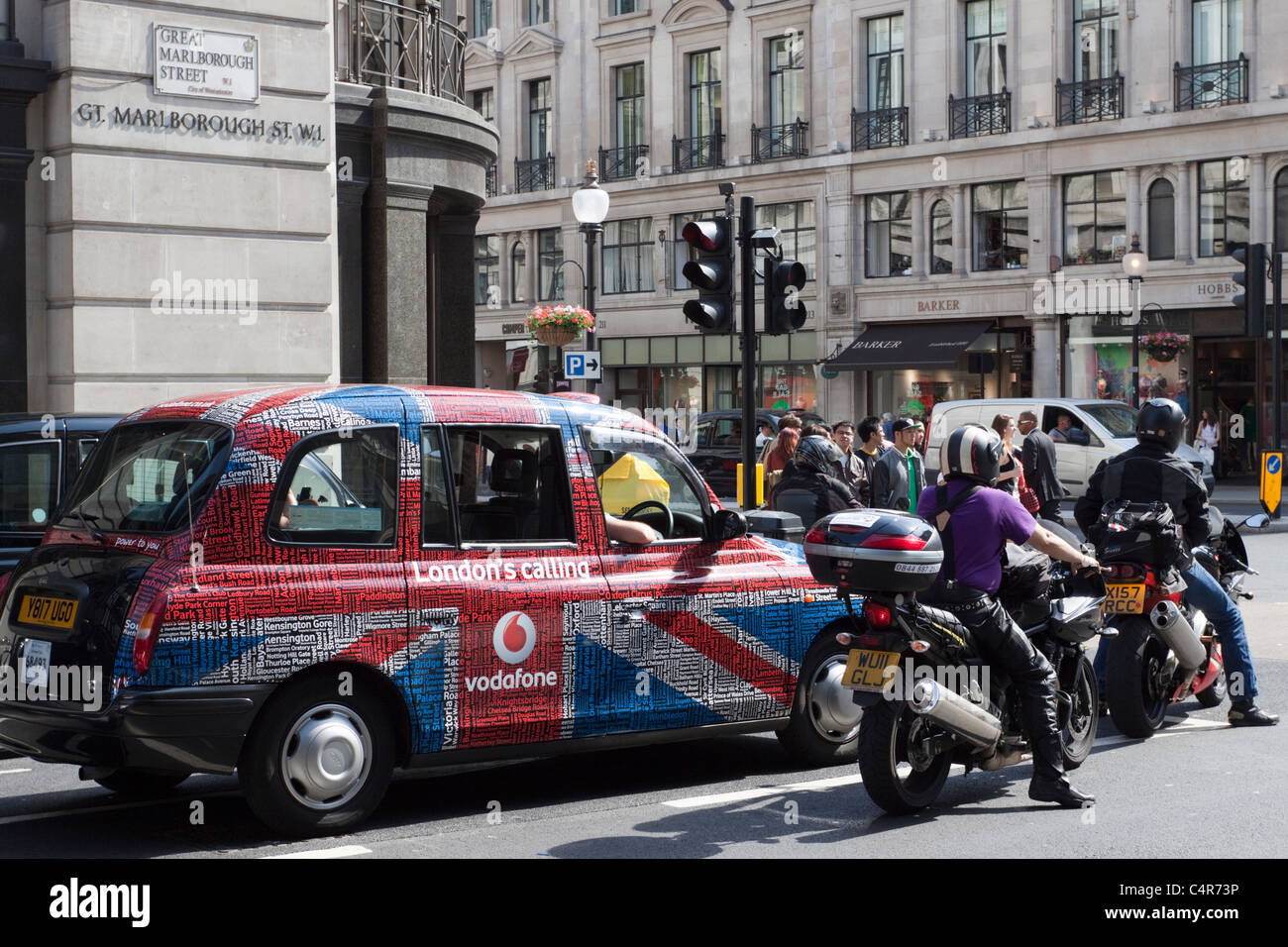 Londres taxi y motocicletas en Great Marlborough Street, Londres, Inglaterra Foto de stock