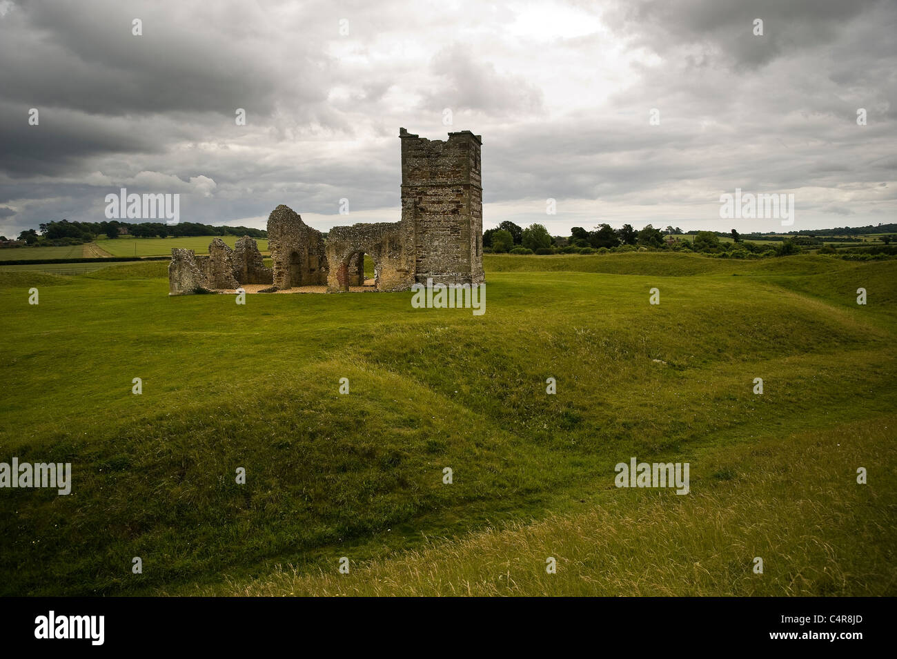 Knowlton Neolítico Henge y Norman iglesia, Dorset, Reino Unido Foto de stock
