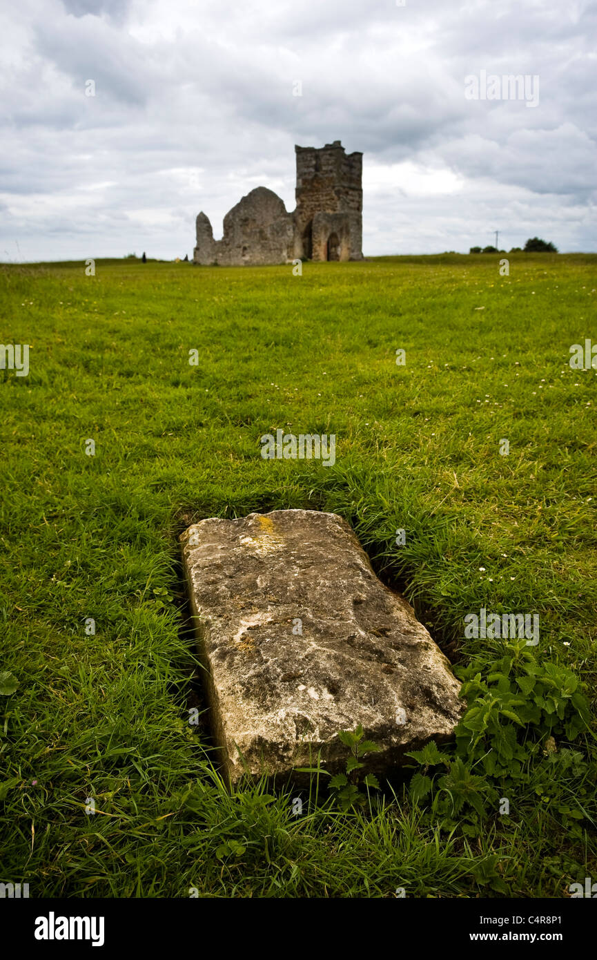 Knowlton Neolítico Henge y Norman iglesia, Dorset, Reino Unido Foto de stock
