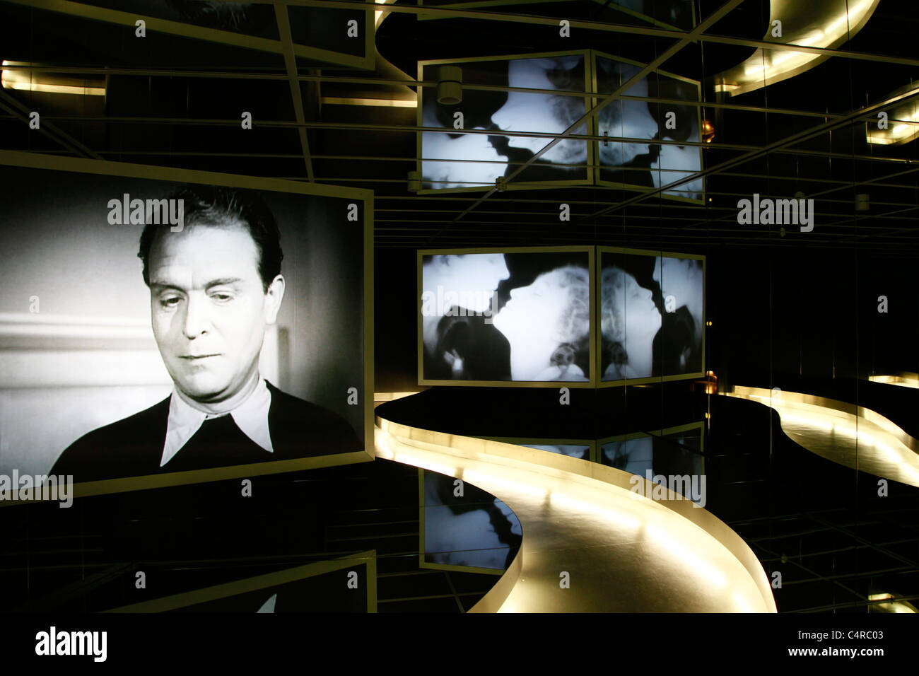 Instalación de monitores que muestran antiguas películas clásicas alemanas  en el interior del Museo Deutsche Kinemathek Fur Film und Fernsehen,  conocido como Filmhaus, que alberga el Museo de Cine y Televisión de