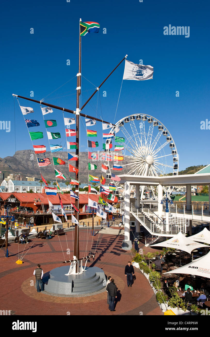 Mástil de bandera y la rueda de excelencia en el V&A Waterfront en Cape Town South Afdrica Foto de stock