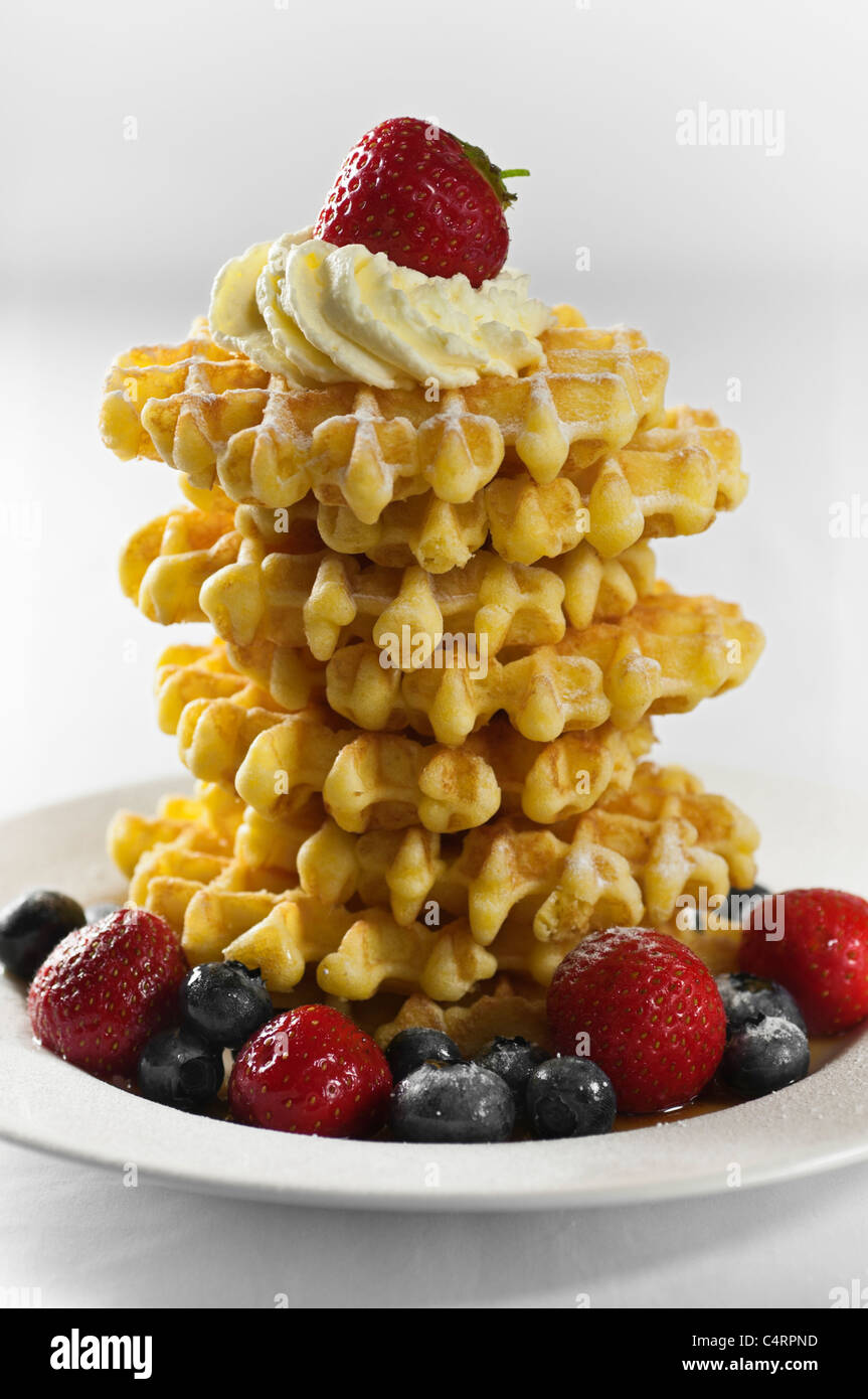 Waffles con fruta fresca y nata Foto de stock