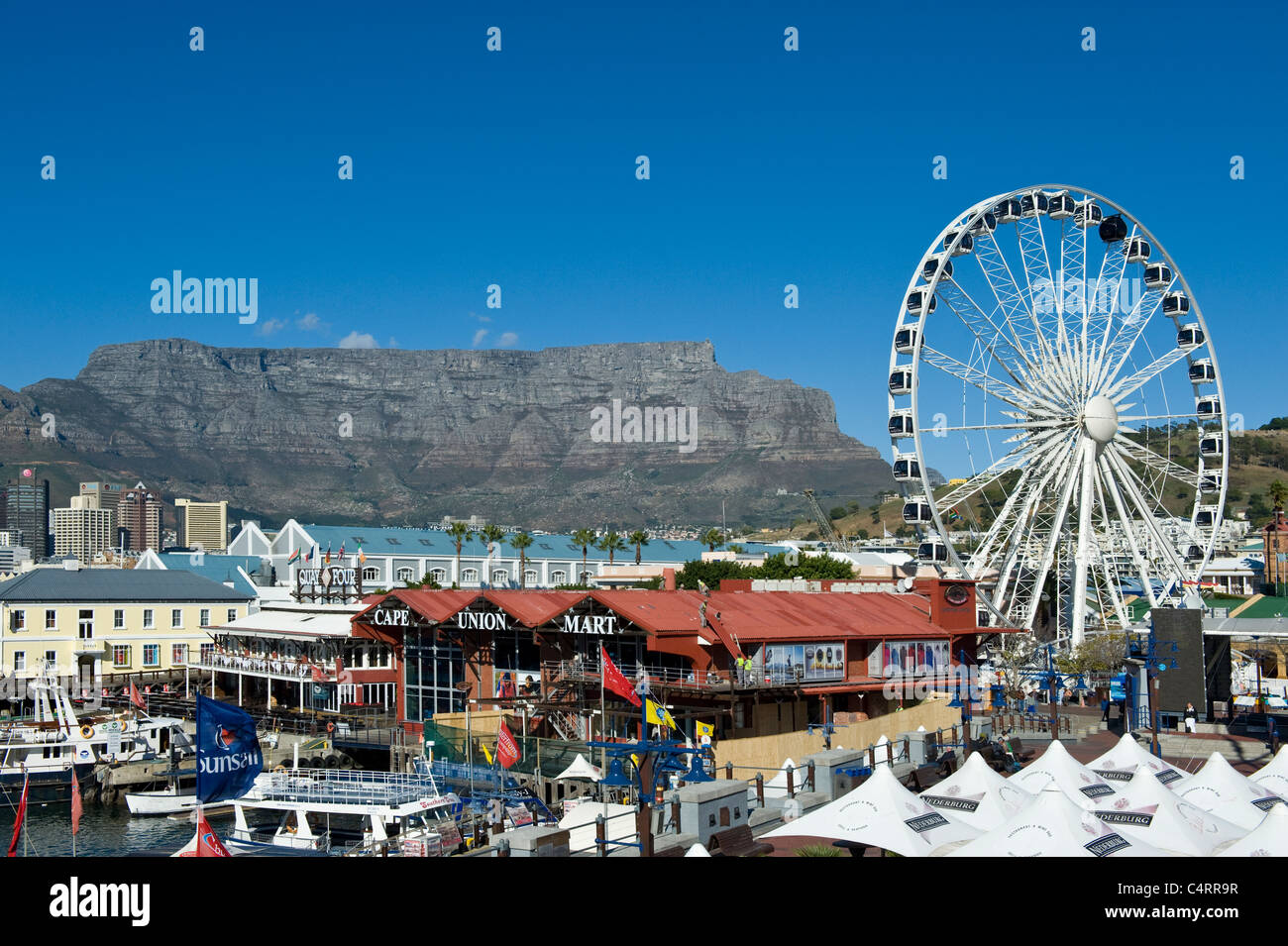 La montaña de la Mesa y la rueda de excelencia vista desde el V&A Waterfront en Ciudad del Cabo, Sudáfrica Foto de stock
