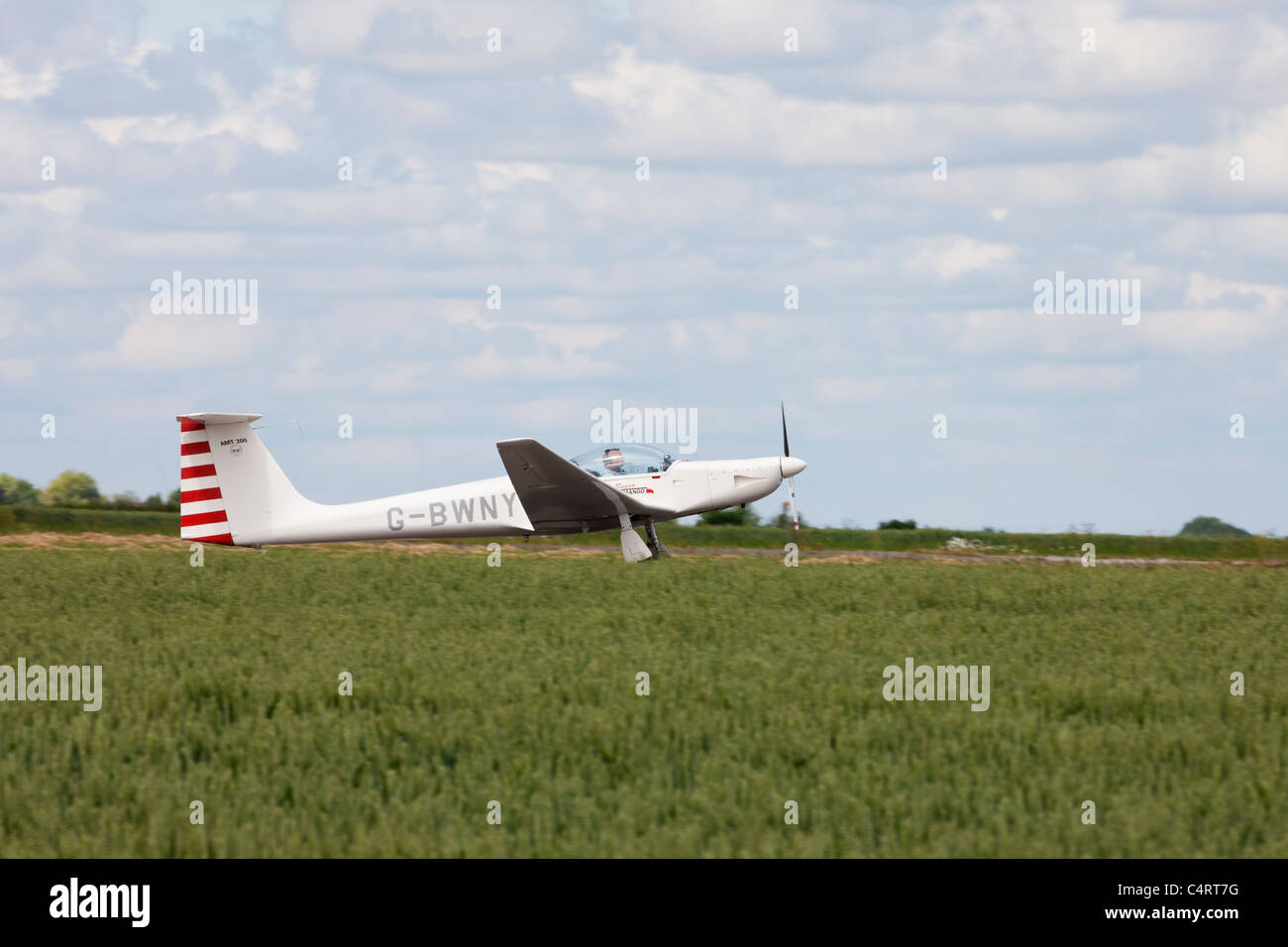 AMT Ximango Aeromot-200 Super G-BWNY aterrizar en aeródromos Sturgate Foto de stock